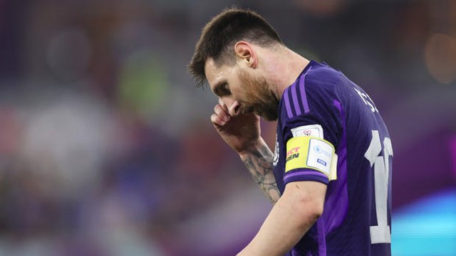 Messi tức giận vì bỏ lỡ quả phạt đền trong chiến thắng trước Ba Lan - Ảnh 2.
