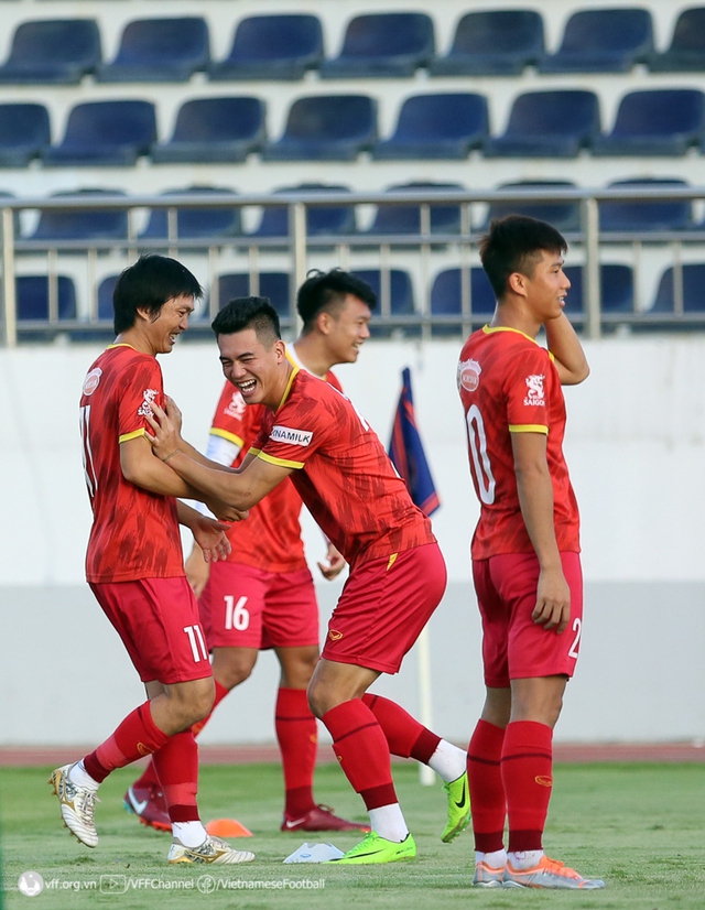 Tin nóng AFF Cup ngày 10/12: Tuyển Việt Nam trở lại Hà Nội. Văn Quyết đánh giá cao Quang Hải - Ảnh 1.