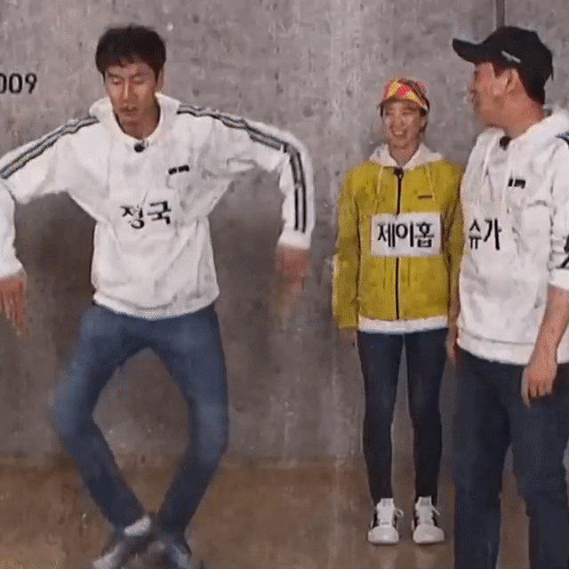 Điệu nhảy 'dị' cực viral của Wednesday đã là gì so với Lee Kwang Soo! - Ảnh 2.