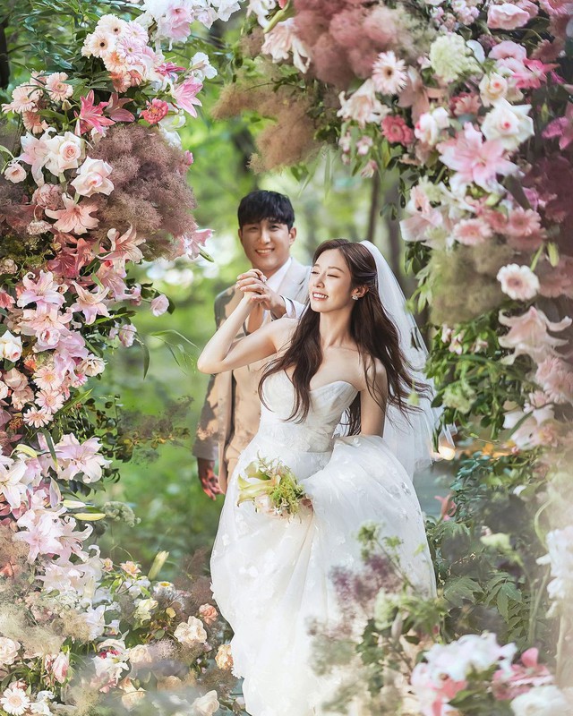 Công bố ảnh cưới độc lạ của Jiyeon (T-ara) và chồng cầu thủ: Cặp đôi cực lầy, cô dâu nữ thần như chụp bìa album - Ảnh 1.