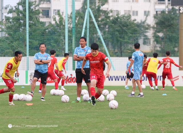 Bản tin bóng đá Việt Nam ngày 11/12: Tuyển Việt Nam tập làm quen bóng thi đấu AFF Cup - Ảnh 1.