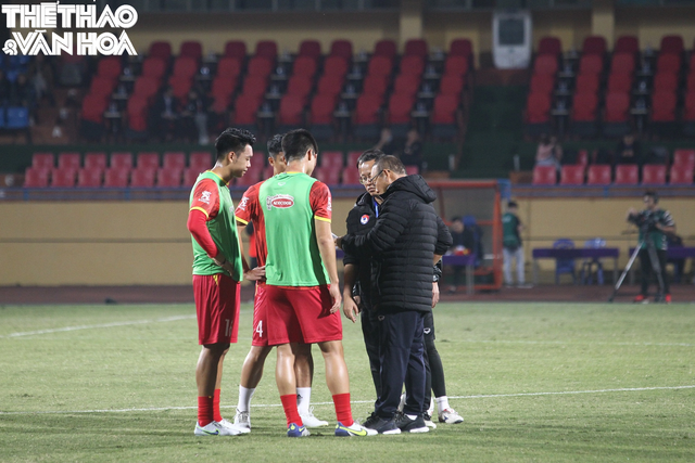 HLV Park Hang Seo nhắc riêng chiến thuật với 3 hậu vệ - Ảnh 3.