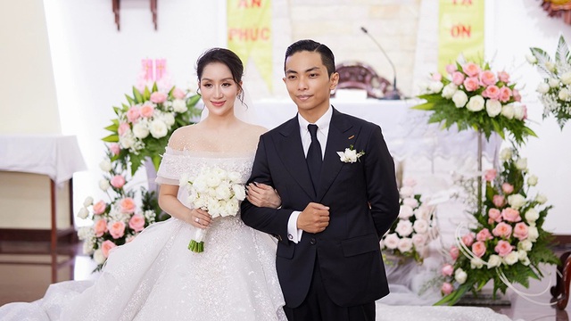 Hình ảnh lễ cưới ấm áp của Khánh Thi - Phan Hiển trong nhà thờ