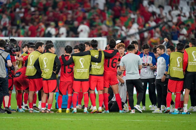 Chùm ảnh Hàn Quốc nín thở chờ trận Ghana vs Uruguay kết thúc - Ảnh 5.