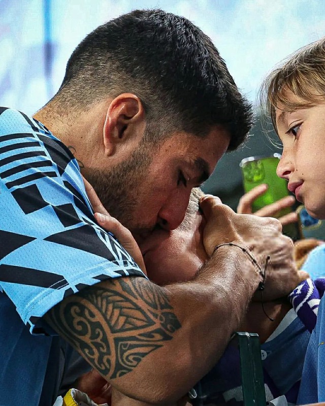 Suarez khóc nức nở khi Uruguay chính thức tạm biệt World Cup 2022 - Ảnh 13.
