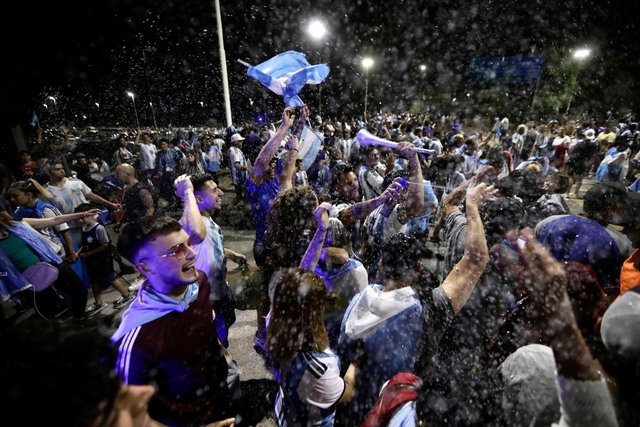 Hàng nghìn người hâm mộ đón đội tuyển Argentina trở về sau chức vô địch World Cup - Ảnh 15.