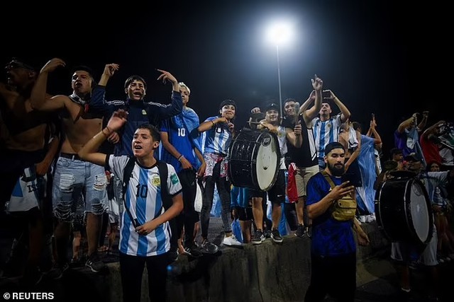 Hàng nghìn người hâm mộ đón đội tuyển Argentina trở về sau chức vô địch World Cup - Ảnh 22.