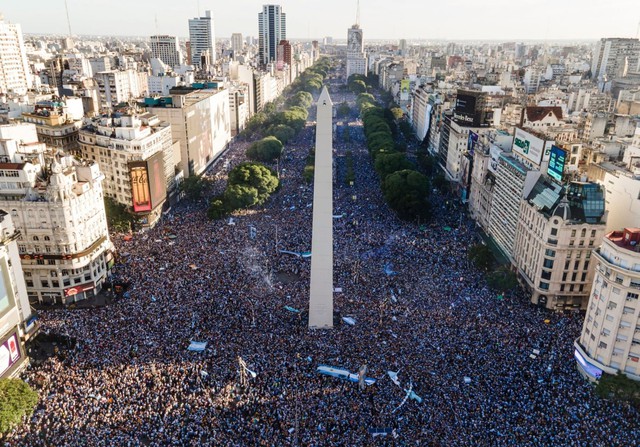 Hàng nghìn người hâm mộ đón đội tuyển Argentina trở về sau chức vô địch World Cup - Ảnh 16.