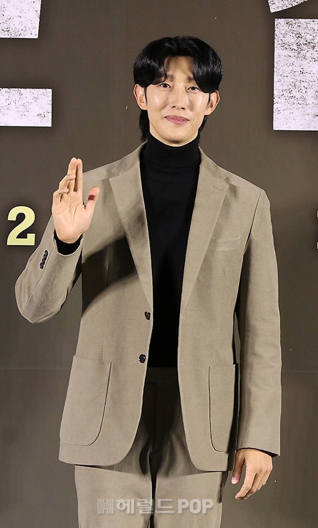 Họp báo hot nhất ngày: Hyun Bin diện mạo râu ria gây sốc, mới lên chức bố mà đã tuột dốc visual thế này - Ảnh 5.
