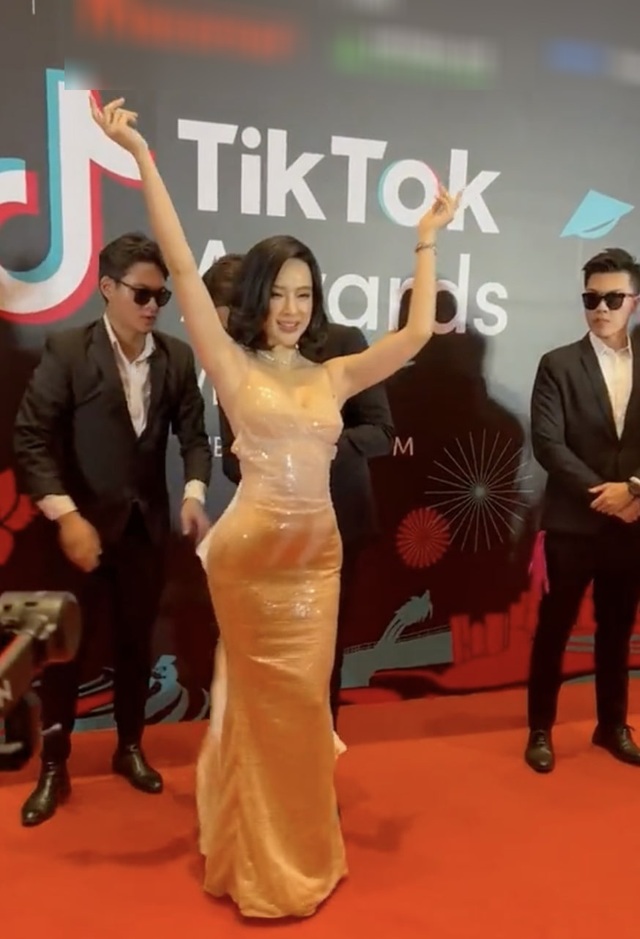Video Angela Phương Trinh 'chơi lớn', thay váy chớp nhoáng trên thảm đỏ - Ảnh 2.