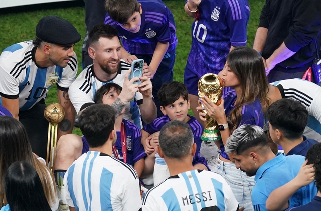 Soi điện thoại mà Messi chụp ảnh sống ảo cho “nóc nhà” khi vô địch World Cup - Ảnh 2.