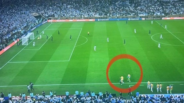 Bị tố công nhận bàn thắng không hợp lệ của Messi, trọng tài đáp trả mạnh mẽ khiến fan Pháp câm lặng - Ảnh 1.