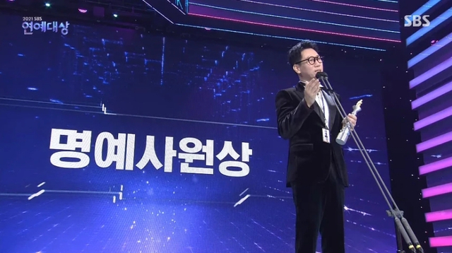 Ji Suk Jin và 'nỗi buồn' 2022: Hết vướng ồn ào bị bắt nạt đến mất trắng giải thưởng lớn - Ảnh 7.