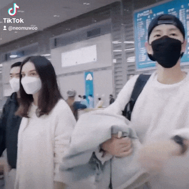 Nghi vấn Song Joong Ki công khai người yêu mới: Tình tứ sánh đôi ngay tại sân bay, xôn xao vì cô gái không phải người Hàn? - Ảnh 2.