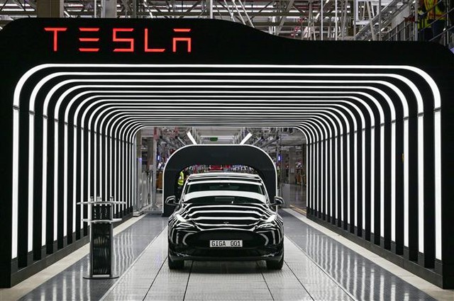 Tesla tạm dừng sản xuất xe điện tại nhà máy ở Thượng Hải (Trung Quốc) - Ảnh 1.