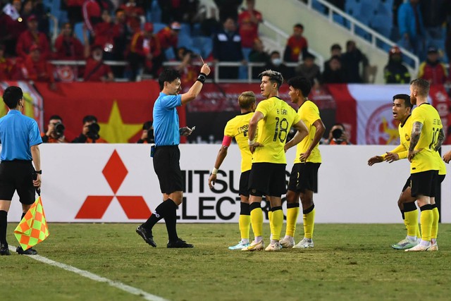 Giám sát trận đấu xác nhận cầu thủ Malaysia đánh nguội Văn Hậu - Ảnh 1.