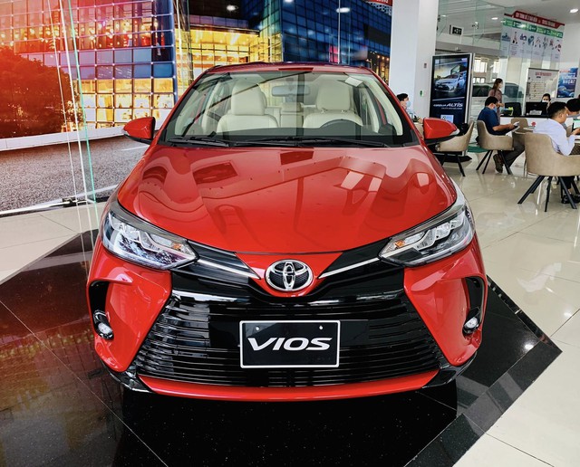 Fadil ‘khuất núi’, cuộc đua vua doanh số 2022 khó phân định: Vios, Corolla Cross, Accent, Xpander so kè quyết liệt - Ảnh 1.