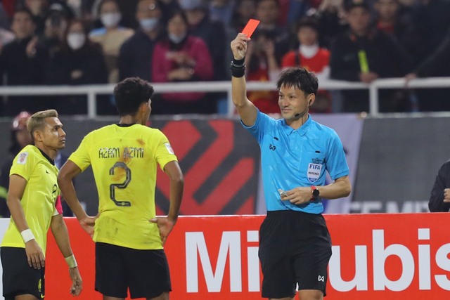 Nguyên trọng tài FIFA giải thích về quả penalty của ĐT Việt Nam - Ảnh 3.