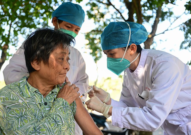 Trung Quốc thay đổi lớn trong chính sách ứng phó với Covid-19 - Ảnh 1.