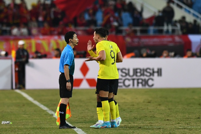 Cầu thủ Malaysia nhận thẻ đỏ vì đánh nguội Văn Hậu ngoài biên - Ảnh 1.