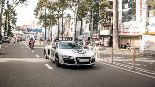 Ông Đặng Lê Nguyên Vũ tự tay cầm lái Audi R8 V10 Spyder độc nhất Việt Nam xuống phố - Ảnh 1.