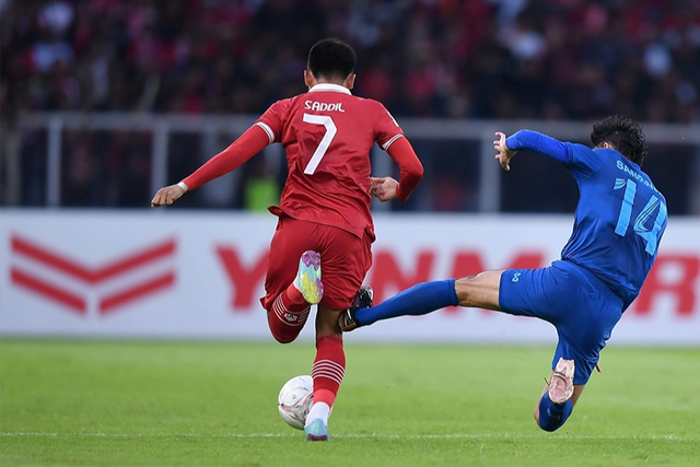 Tiền vệ Thái Lan nhận thẻ đỏ sau tình huống phi chân vào cầu thủ Indonesia - Ảnh 2.