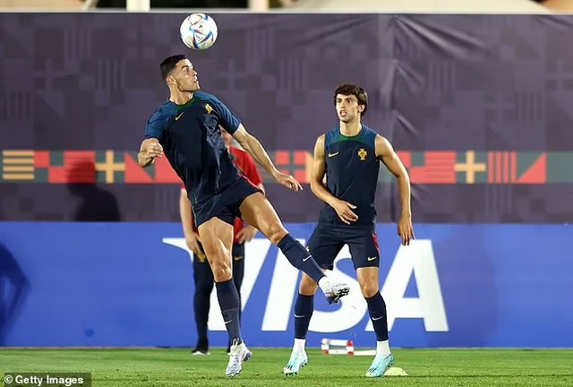 HLV Bồ Đào Nha nổi giận với Ronaldo - Ảnh 4.