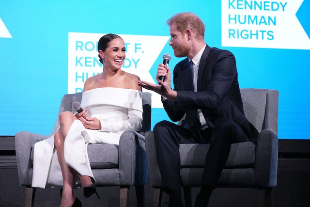 Vợ chồng Công tước xứ Sussex, Meghan và Harry bị tố đạo đức giả vì “bổn cũ soạn lại”, không xứng với giải thưởng danh giá - Ảnh 1.