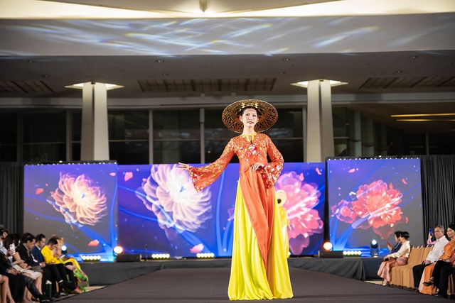 Hoa hậu Thùy Tiên đội mấn 10kg diễn vedette BST lụa của NTK Ngô Nhật Huy - Ảnh 9.