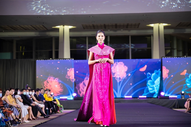 Hoa hậu Thùy Tiên đội mấn 10kg diễn vedette BST lụa của NTK Ngô Nhật Huy - Ảnh 12.