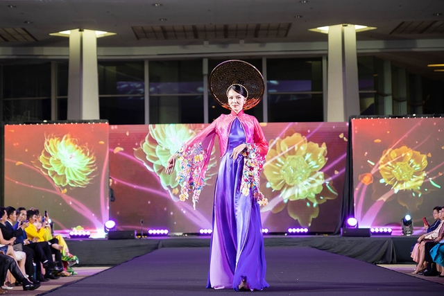 Hoa hậu Thùy Tiên đội mấn 10kg diễn vedette BST lụa của NTK Ngô Nhật Huy - Ảnh 13.