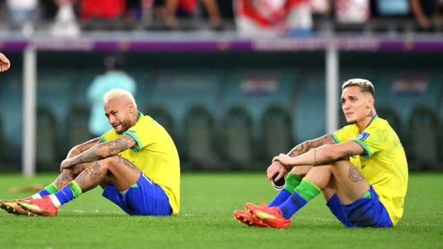 Neymar khóc nức nở khi Brazil thua cay đắng trước Croatia