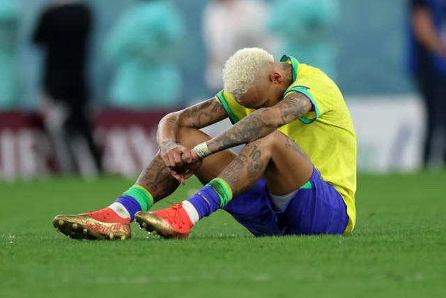 Neymar gục đầu, khóc nức nở sau khi Brazil thua Croatia - Ảnh 3.