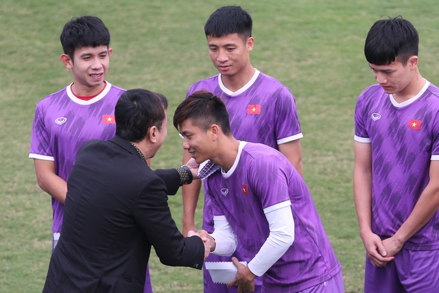Quế Ngọc Hải tập riêng cùng bác sĩ Choi, nguy cơ vắng mặt trận đấu với Myanmar - Ảnh 6.