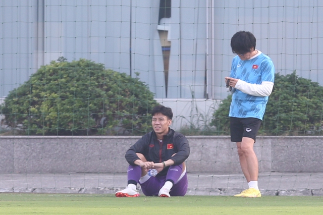 Quế Ngọc Hải tập riêng cùng bác sĩ Choi, nguy cơ vắng mặt trận đấu với Myanmar - Ảnh 2.
