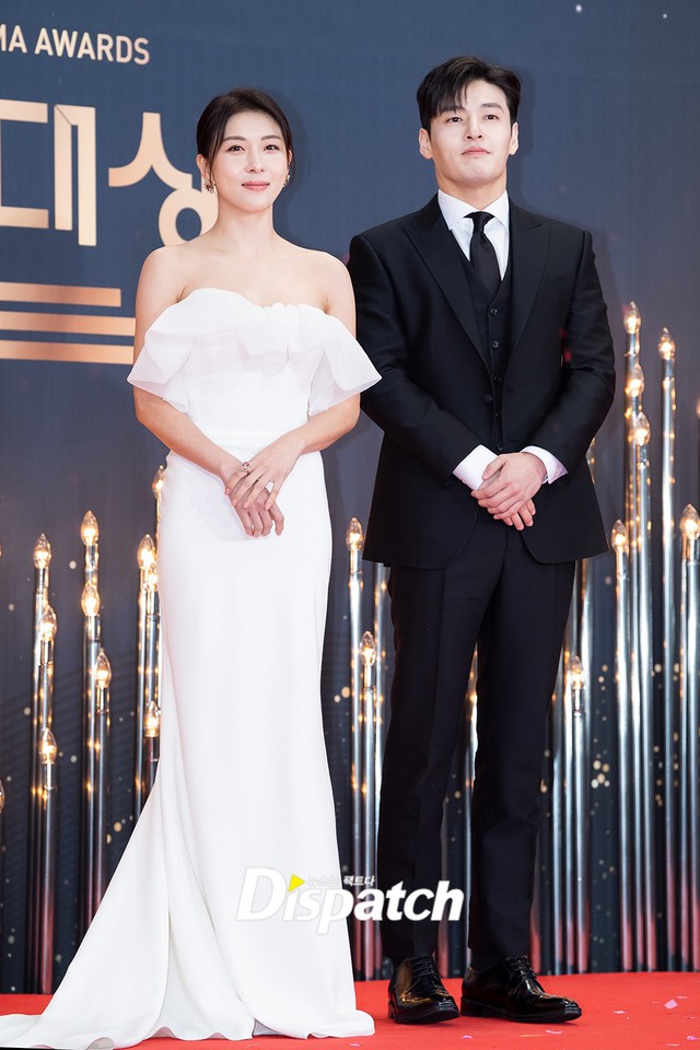 Thảm đỏ KBS Drama Awards: Seohyun và nàng cháo Vườn Sao Băng sắc vóc tuyệt mỹ đè bẹp Krystal, Ha Ji Won - D.O. (EXO) dẫn đầu đoàn sao váy áo lộng lẫy - Ảnh 9.