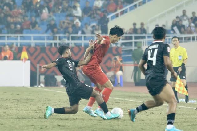 Điểm lại những pha bóng xấu xí của cầu thủ Indonesia trong trận thua Việt Nam - Ảnh 6.