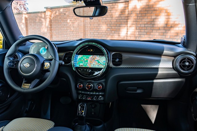 Giữ nguyên giá 2,3 tỷ đồng, MINI Cooper S phiên bản màu sơn xe đua giá gần 2,3 tỷ đồng, sở hữu nhiều chi tiết đặc biệt so với  - Ảnh 4.
