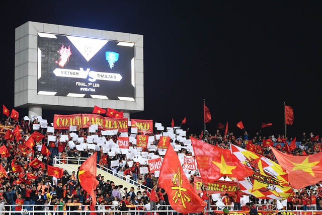 Màn chào cờ đầy xúc động của HLV Park Hang-seo trong trận đấu cuối cùng trên sân Mỹ Đình - Ảnh 5.