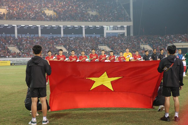 Màn chào cờ đầy xúc động của HLV Park Hang-seo trong trận đấu cuối cùng trên sân Mỹ Đình - Ảnh 2.