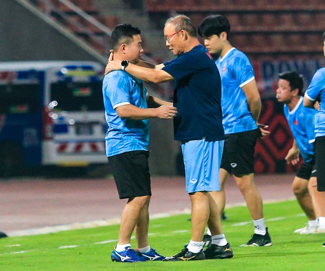 HLV Park Hang-seo trêu đùa ngáng chân trợ lý, kiểm tra mặt cỏ sân thi đấu với Thái Lan - Ảnh 2.