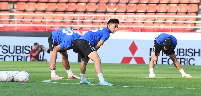 Chân sút chủ lực của tuyển Thái Lan tập riêng, khó thi đấu trận gặp ĐT Việt Nam - Ảnh 6.