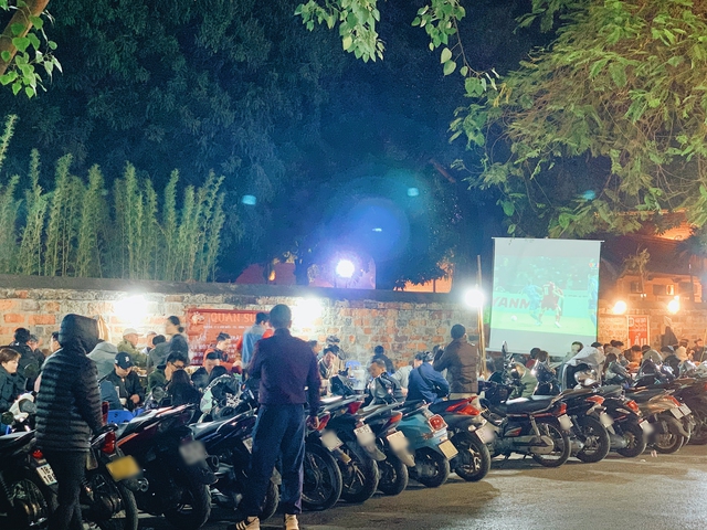 Hàng quán Hà Nội ngay lúc này: Dân tình tụ tập nhộn nhịp xem chung kết AFF Cup 2022, không khí sôi sục theo từng đường bóng - Ảnh 3.