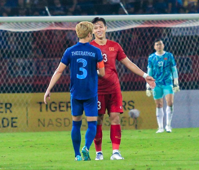 CĐV Thái Lan bất ngờ bị ngất, phải đi cấp cứu trong trận chung kết AFF Cup 2022 - Ảnh 4.