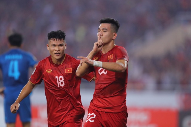 Bóng đá Việt Nam ngày 27/1: Tuyển Việt Nam có 4 cầu thủ trong đội hình tiêu biểu AFF Cup - Ảnh 1.