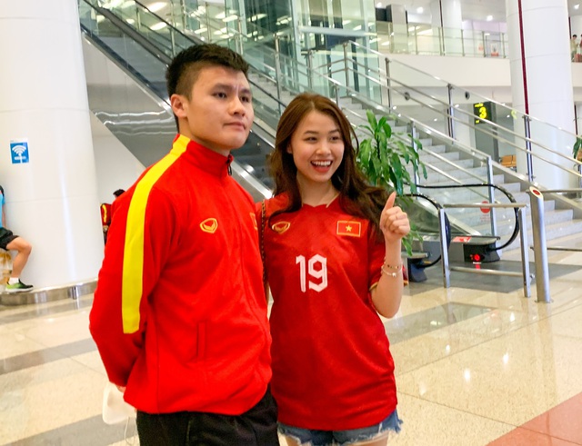 Đội tuyển Việt Nam về nước: Các cầu thủ mệt nhoài, ngồi chờ lấy hành lý  - Ảnh 7.