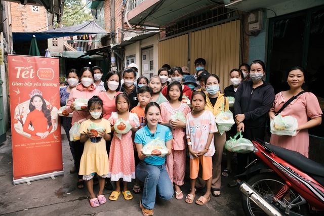  Hoa hậu Mai Phương tự tay nấu ăn, chạy xe máy giao cơm cho bệnh nhân nghèo - Ảnh 8.