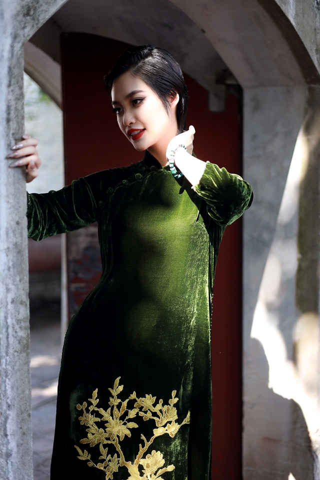 Hoa hậu Nông Thúy Hằng đẹp sắc sảo trong áo dài của Cao Minh Tiến - Ảnh 4.