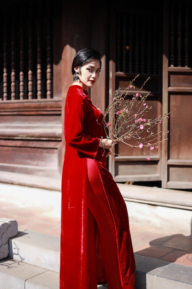 Hoa hậu Nông Thúy Hằng đẹp sắc sảo trong áo dài của Cao Minh Tiến - Ảnh 6.
