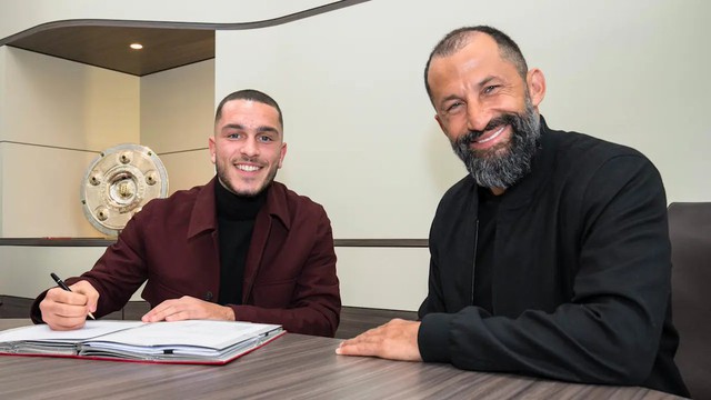Arijon Ibrahimovic (trái) chính thức ký hợp đồng với Bayern Munich